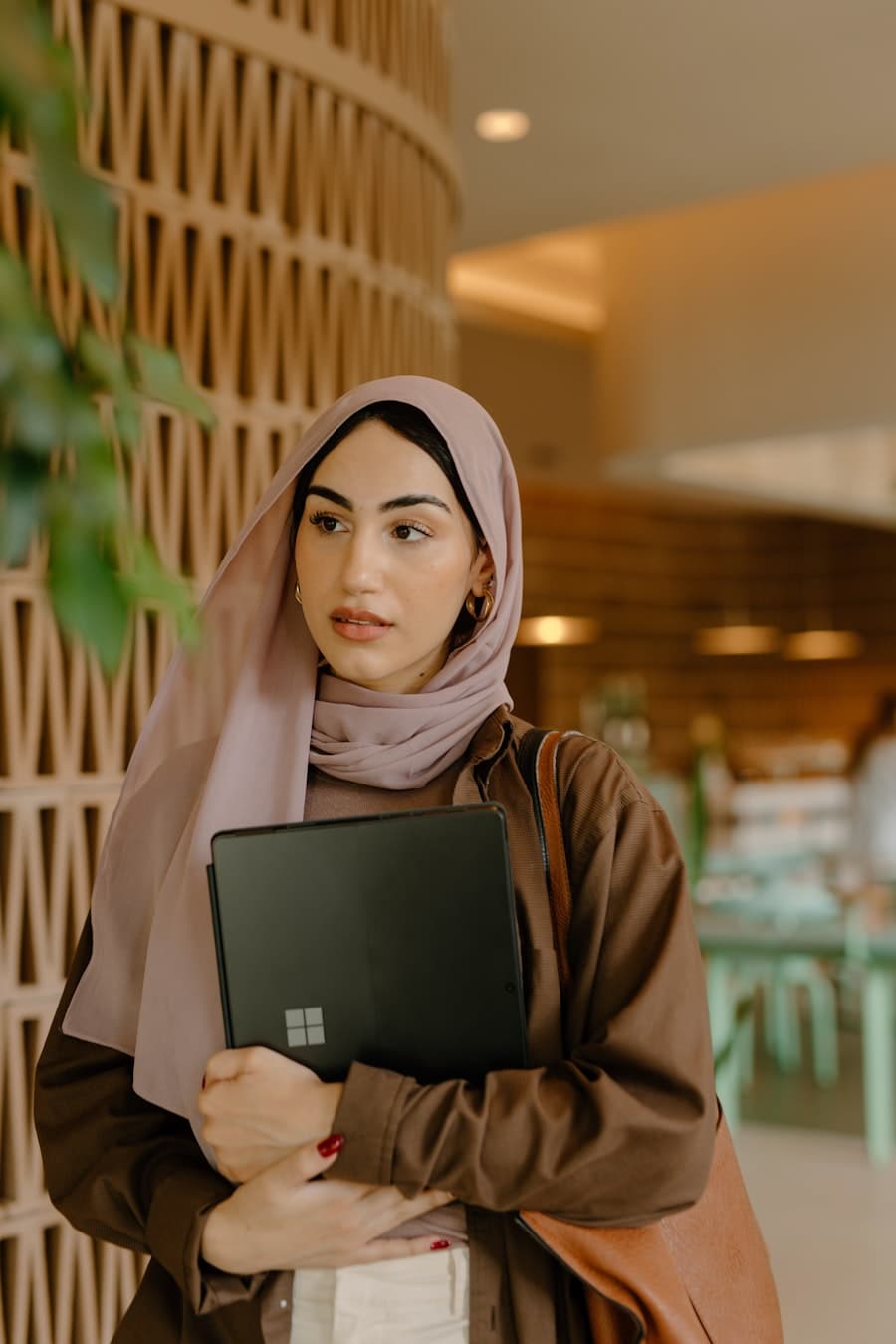 Une candidate, tablette à la main, prête à postuler depuis son mobile